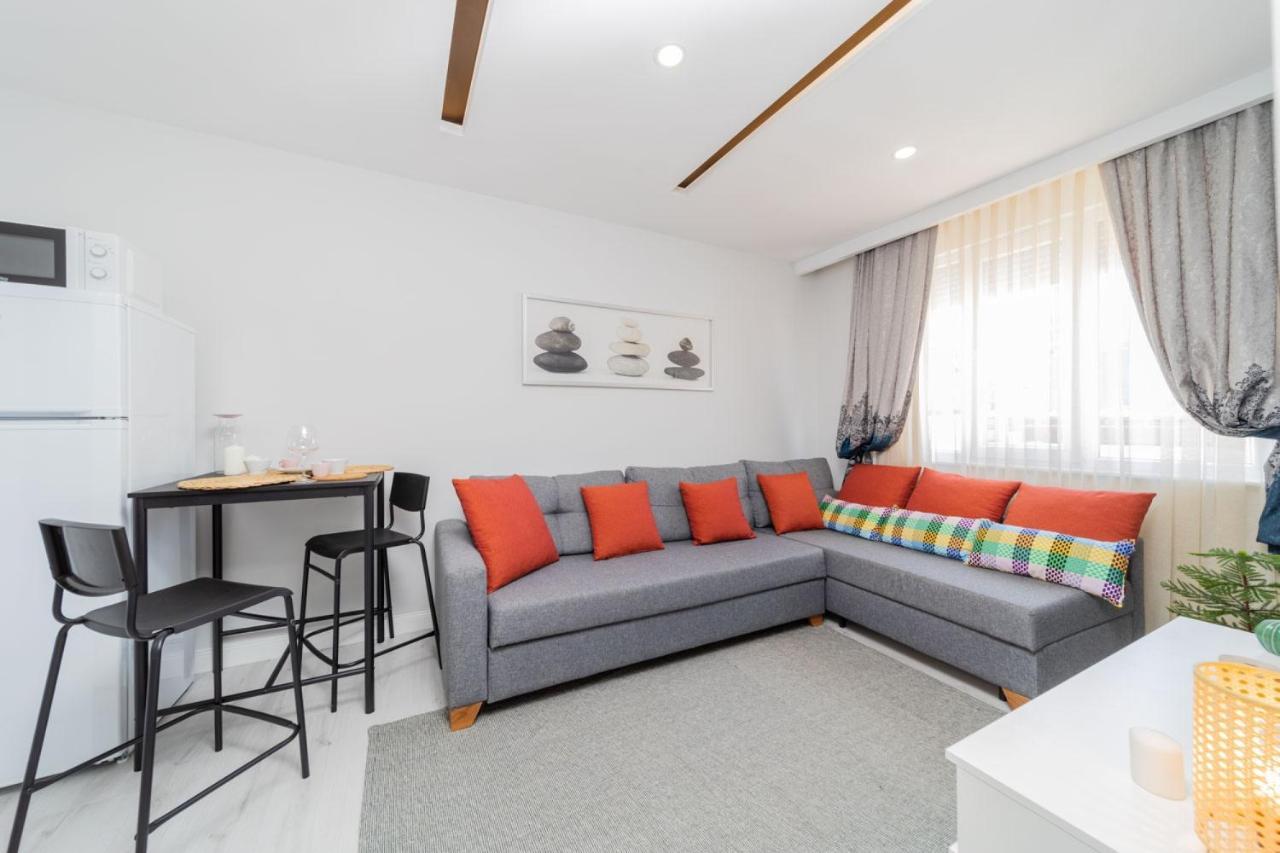 Central And Fully Furnished Flat In Muratpasa Daire